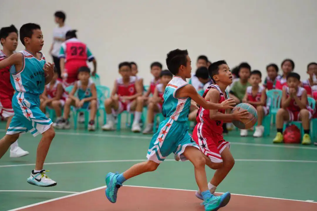 如何在篮球训练营中改善比赛策略?_1